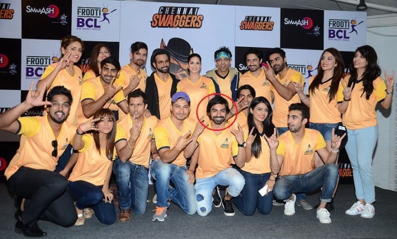 Paaras Madaan posing with the team Chennai Swaggers