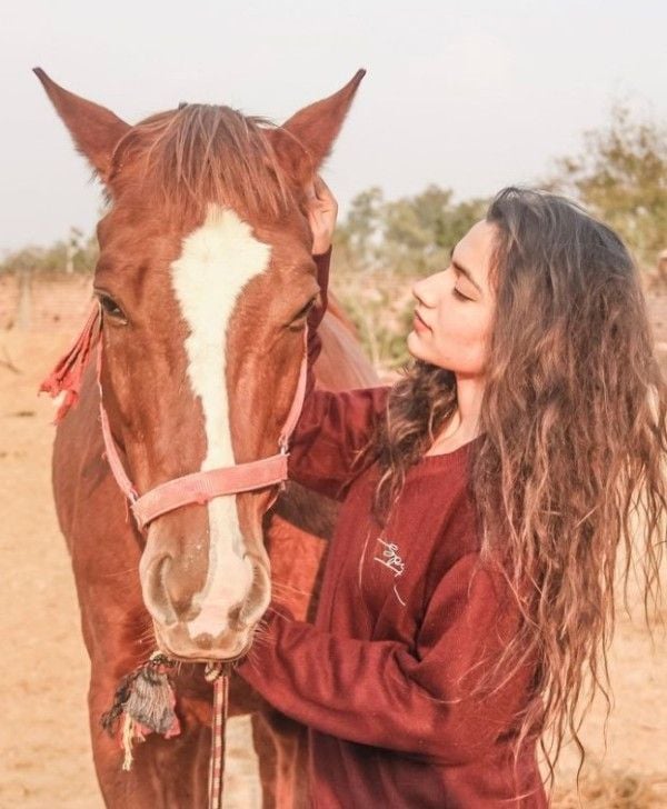 Pallavi Yadav with a horse
