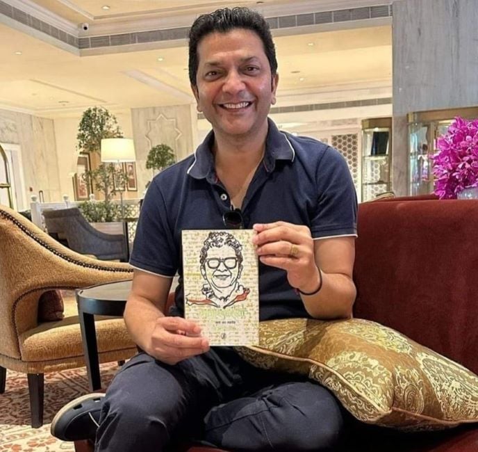 Pankaj Bhargava holding his book Khanabadoshiyan (2022)