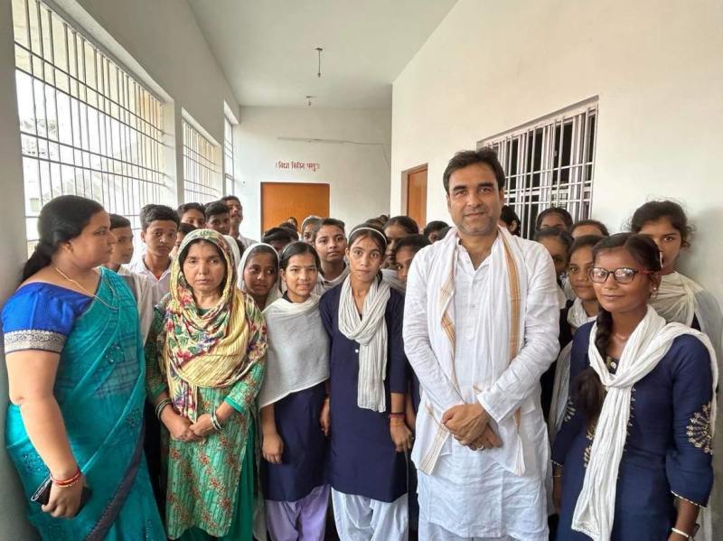 Pankaj Tripathi with the staff members and students at the school