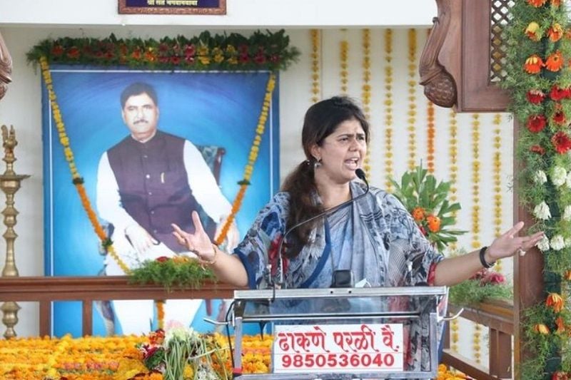 Pankaja Munde addressing the public on the death anniversary of her father