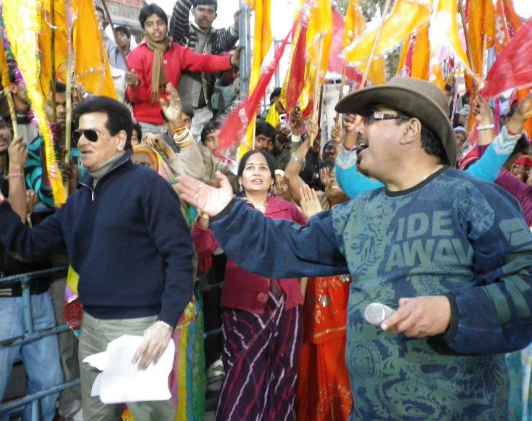 Pappu Khanna teaching dance steps to Jeetendra