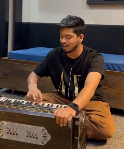 Paradox while playing a harmonium