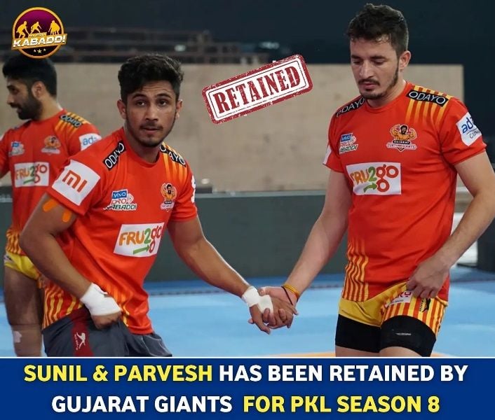 Parvesh Bhainswal and Sunil Malik playing at cover positions during a PKL match