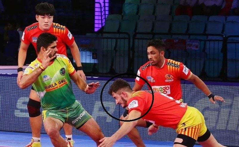 Parvesh Bhainswal diving to tackle Pardeep Narwal in a PKL season 6 match