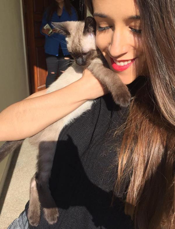 Patrícia Carvalho with her pet cat