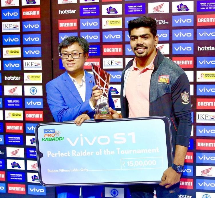 Pawan getting awarded for being the Perfect Raider