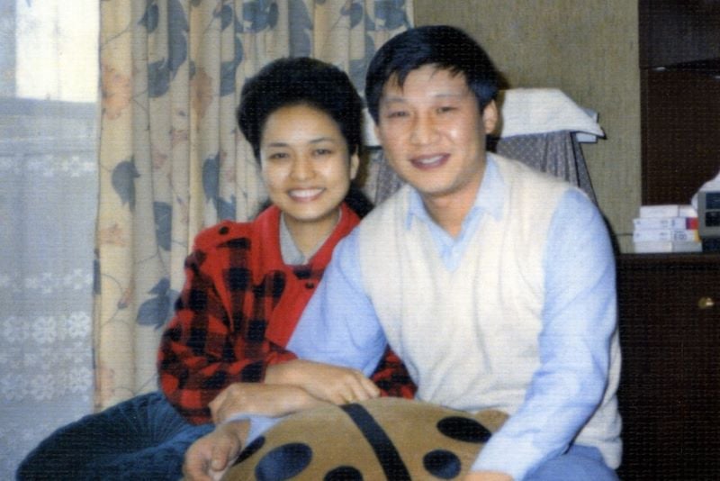 Peng Liyuan and Xi Jinping pose for a photo during their younger days