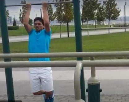 Pentala Harikrishna while doing pull ups