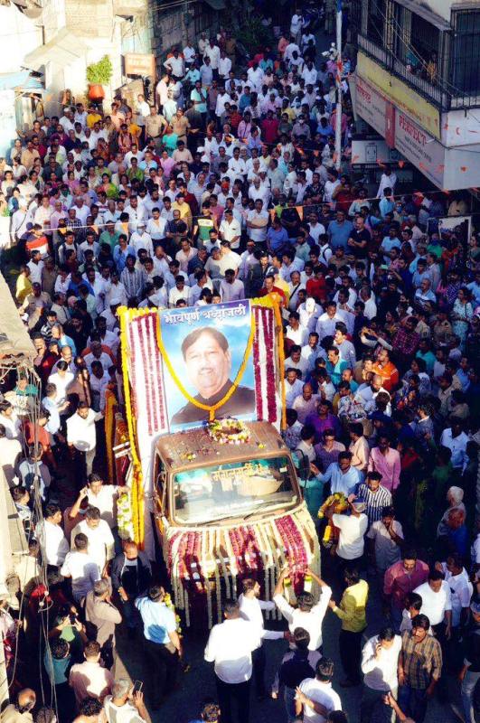 People paying last respects to Girish Bapat