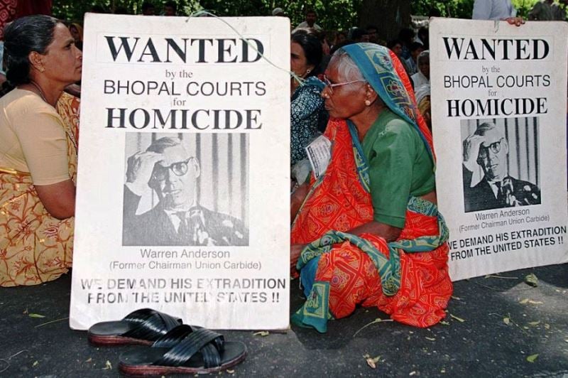 People protesting against Warren Anderson in India and demanding his extradition