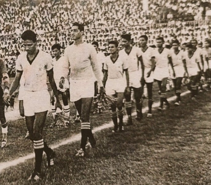 Peter Thangaraj (second from left) with Mohun Bagan squad