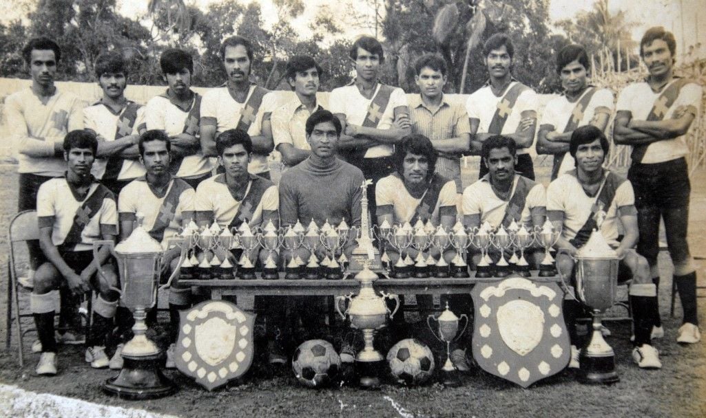 Peter Thangraj (sitting, fourth from left) with Vasco SC team