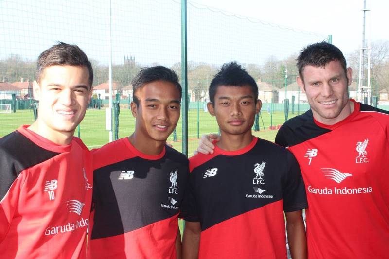 Photo of Lallianzuala Chhangte and Jerry Mawihmingthanga with Philippe Coutinho and James Milner at Liverpool