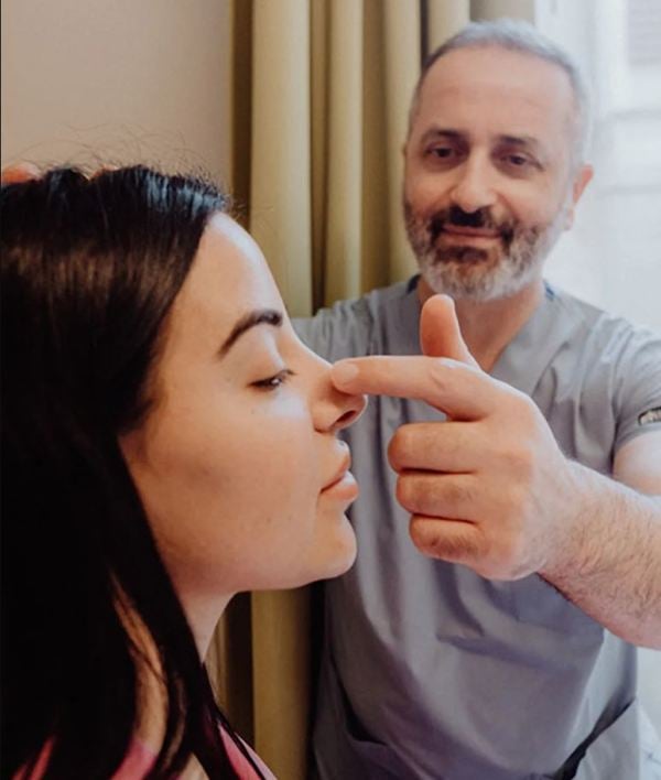 Photo of Leyla Lahouar with her doctor during the discussion before surgery