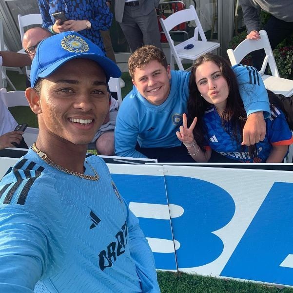 Photo of Maddie Hamilton wearing Indian cricket team jersey with her brother and Yashasvi Jaiswal