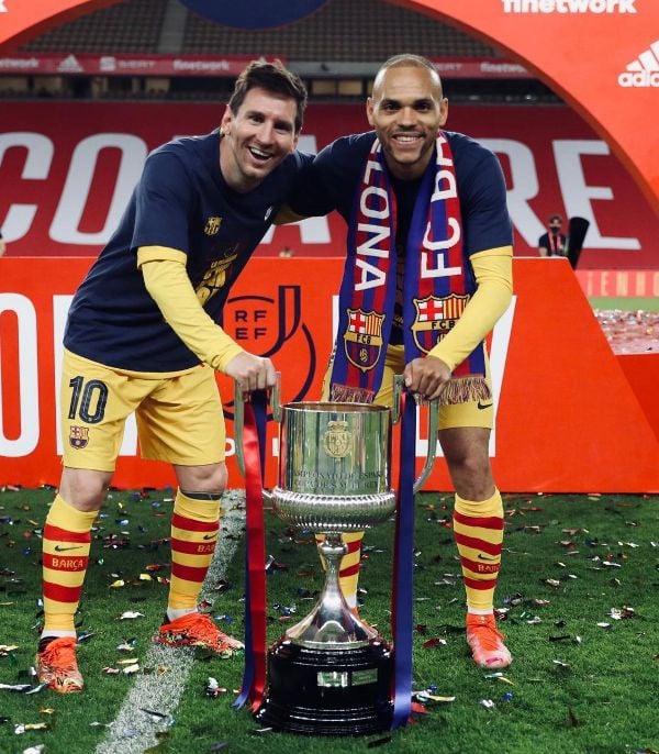 Photo of Martin Braithwaite with Lionel Messi posing with the Copa Del Rey trophy