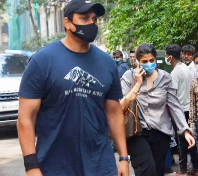 Pooja Dadlani being escorted by Ravi Singh during Aryan Khan