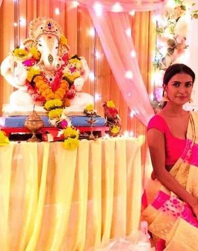 Poulomi Das with an idol of lord Ganesha