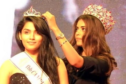 Prachi Solanki while being crowned as FBB Campus Princess in 2017