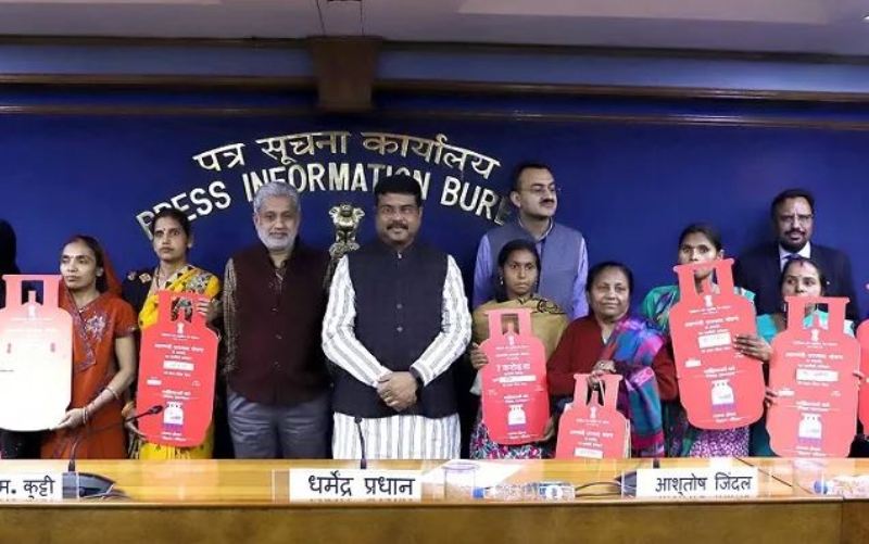 Pradhan (centre) with the beneficiaries of Ujjwala Yojana during a press conference in Delhi