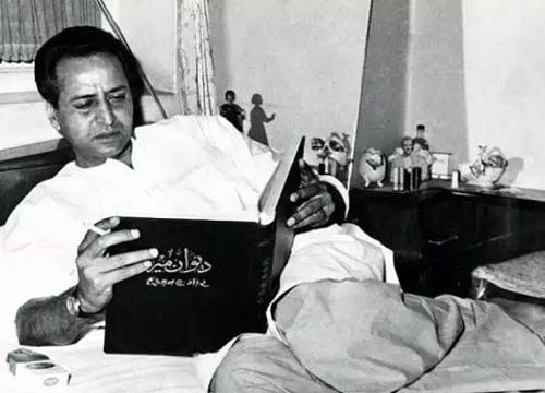 Pran reading an Urdu book