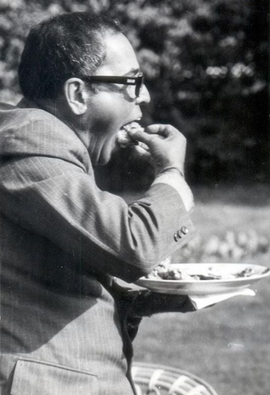 Pranab Mukherjee tucks into some chicken