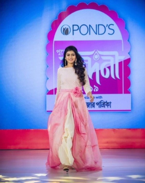 Prantika Das walking the ramp during Ponds Pujor Nandini pageant