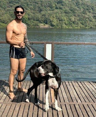 Prateik Babbar and his pet dog