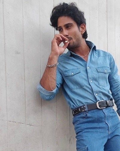 Prateik Babbar while smoking