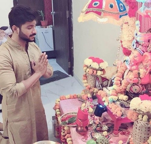 Prateik Chaudhary with an idol of lord Ganesha