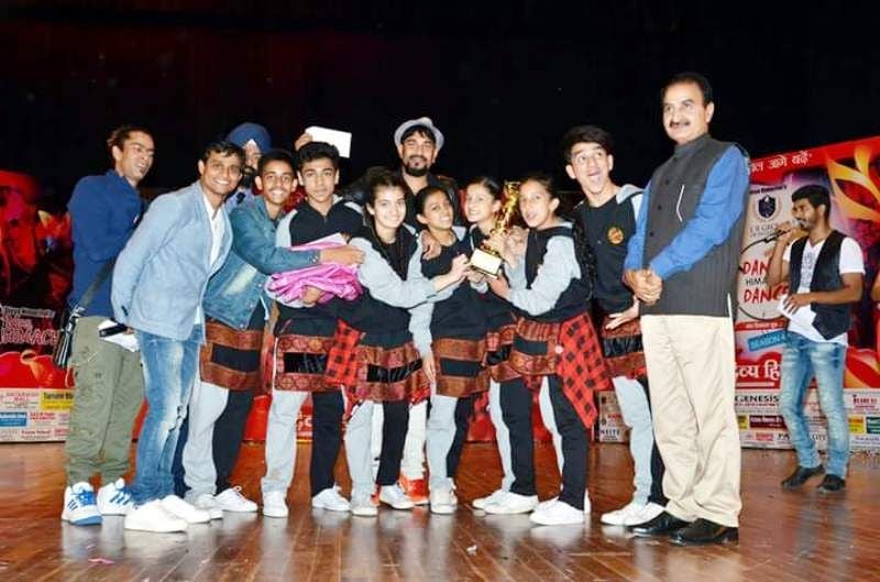 Pratibha Ranta with Her Dancing Team