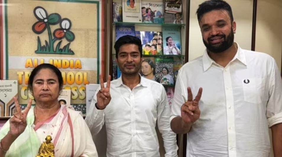 Pratik Jain (right) with West Bengal Chief Minister Mamata Banerjee