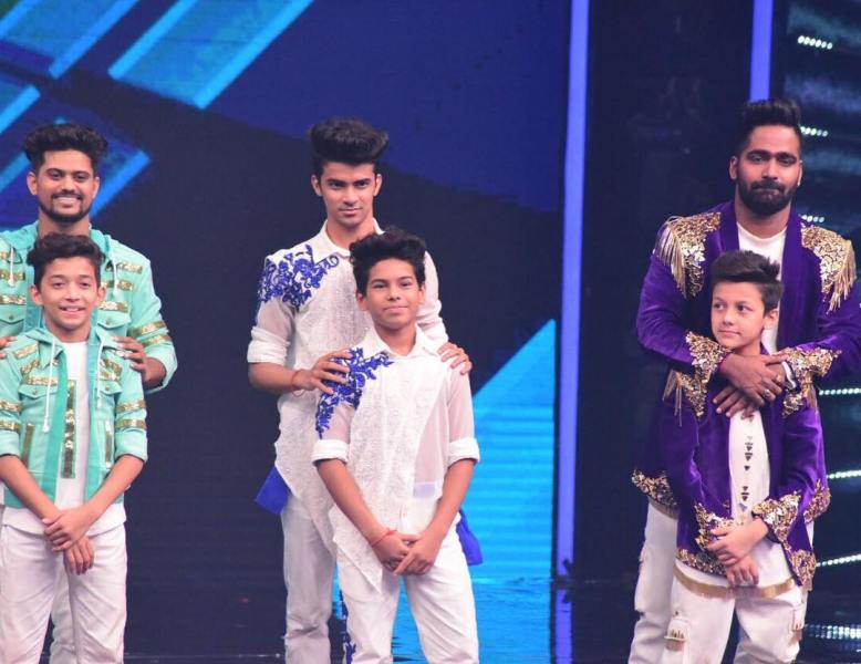Pratik Utekar (centre) in a still from the season 2 of Super Dancers