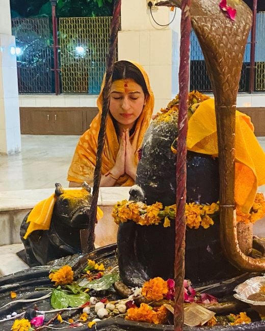 Preeti Negi worshipping Lord Shiva