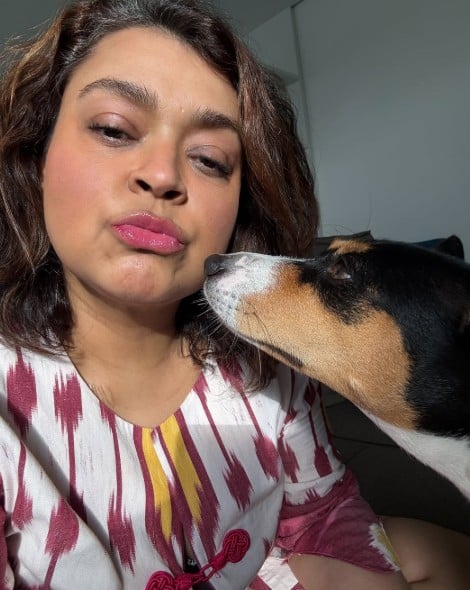 Preta Gil with her pet dog