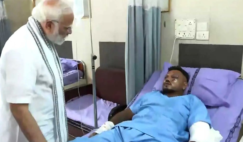 Prime Minister Narendra Modi visited Ramesh Vishwaskumar in the hospital