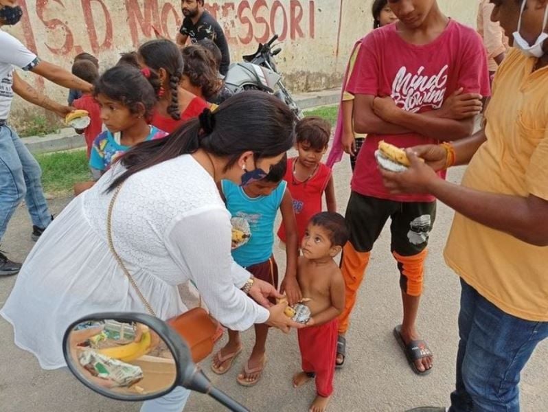 Priyanka Maurya distributing food on the streets during the Covid 19 pandemic
