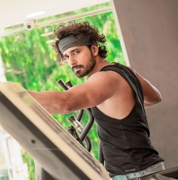 Pruthvi Ambaar while working out at a gym