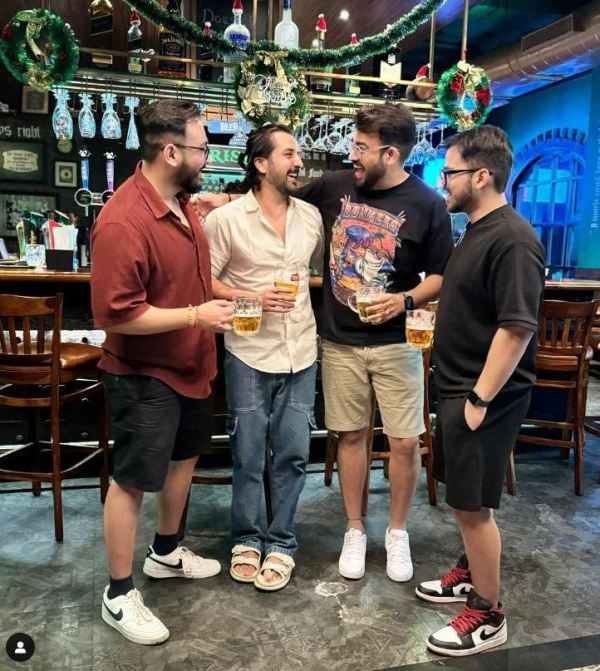 Puru Chibber (second from the right) while having a beer with his friends