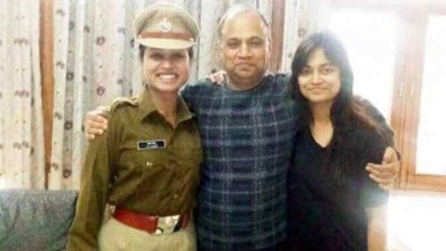 RCP Singh with his daughters, Lipi Singh (left) and Lata Singh (right)