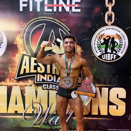 RD Dedha with the second place medal in the UIBFF bodybuilding competition 2023