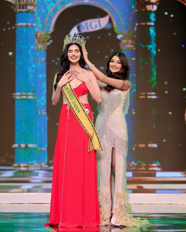 Rachel Gupta while being crowned Miss Grand India 2024 by Arshina Sumbul