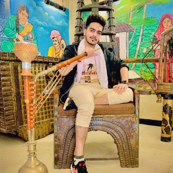 Rachit Rojha smoking hookah