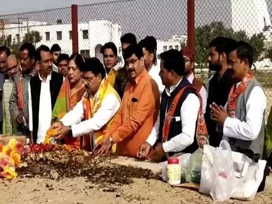 Raghuraj Singh Shakya visited the tomb of his political mentor late Mulayam Singh Yadav and sought his blessings.