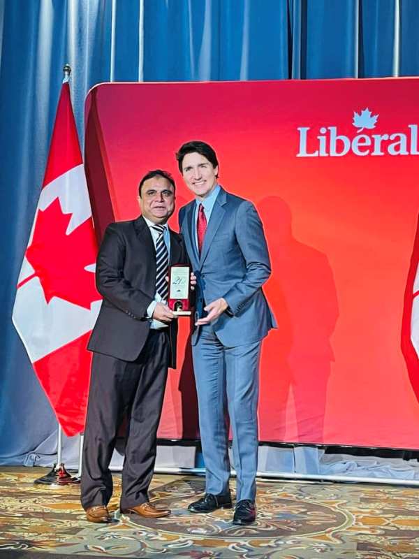 Rahat Rao while presenting an award to Justin Trudeau in 2022