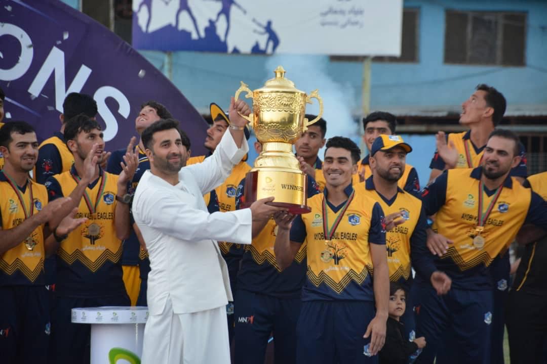 Rahmanullah Gurbaz accepted the Afghanistan Premier League trophy on behalf of Kabul Eagles