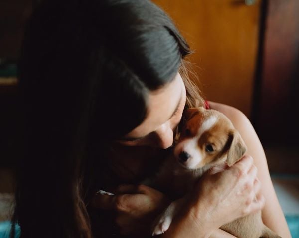 Rainey Qualley with a puppy