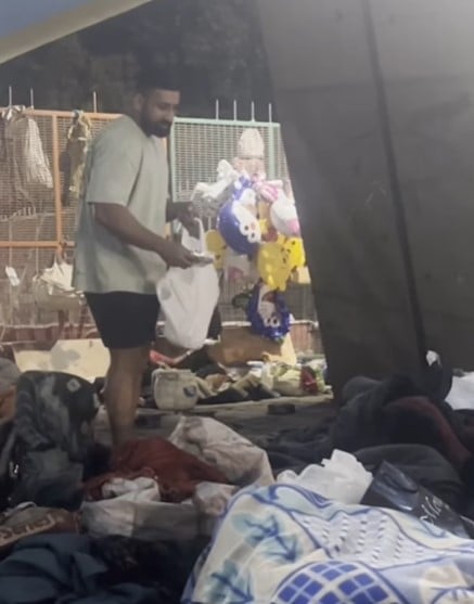 Rajat Dalal distributing food among the people sleeping on footpath