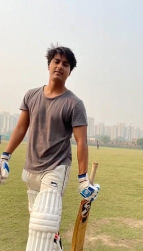 Rajeev Dhoundiyal playing cricket